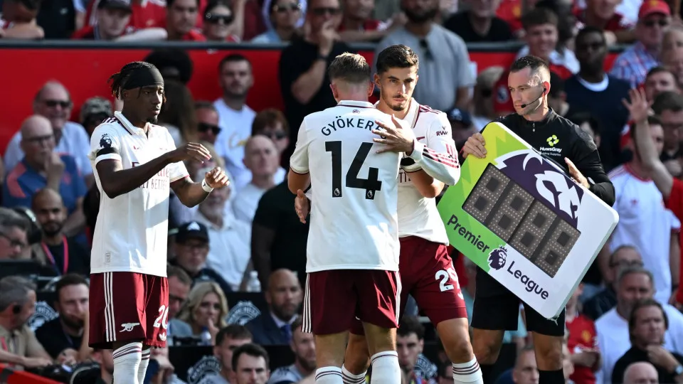 MANCHESTER, ENGLAND - AUGUST 17: Kai Havertz of Arsenal interacts with Viktor Gyoekeres of Arsenal as he is substituted onto the pitch during the Premier League match between Manchester United and Arsenal at Old Trafford on August 17, 2025 in Manchester, 