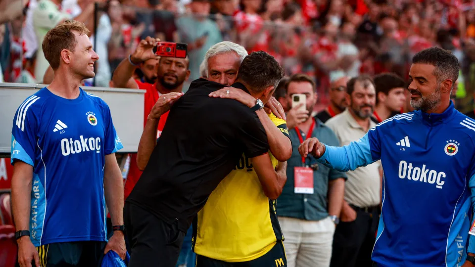 Jose Mourinho, head coach of Fenerbahce, stands with Bruno Lage, head of SL Benfica, during the Pre-Season Friendly Eusebio Cup match between SL Benfica and Fenerbahce SK at Estadio da Luz in Lisbon, Portugal, on July 26, 2025. (Photo by Valter Gouveia/Nu
