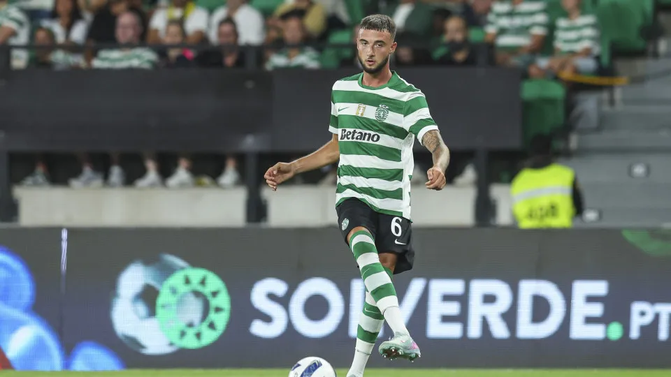 LISBON, PORTUGAL - AUGUST 17: Zeno Debast of Sporting CP during the Primeira Liga match between Sporting CP and FC Arouca at Estadio Jose Alvalade on August 17, 2025 in Lisbon, Portugal. (Photo by Carlos Rodrigues/Getty Images)