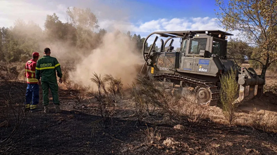 máquinas de rastos, bombeiro, exército