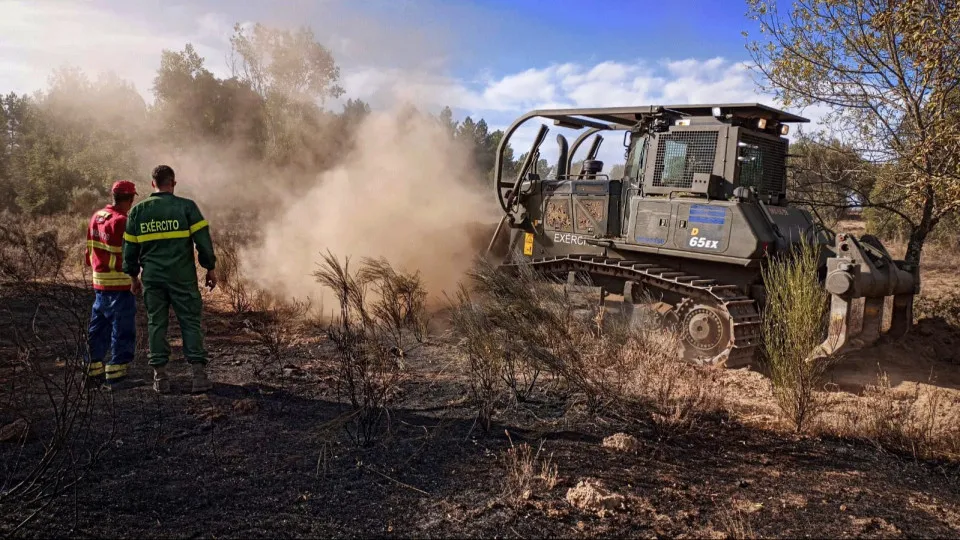 máquinas de rastos, bombeiro, exército
