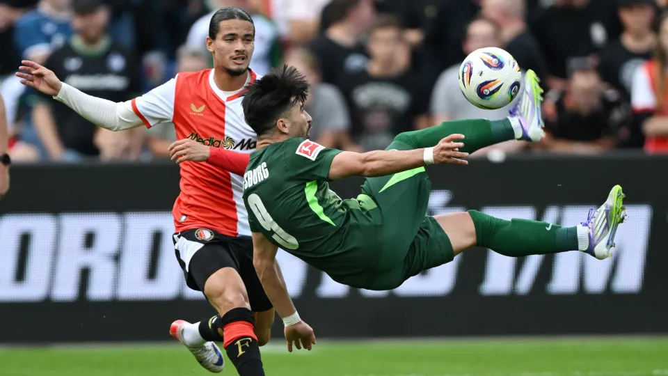 ROTTERDAM - (l-r) Anis Hadj Moussa of Feyenoord, Mohamed Amoura of VFL Wolfsburg during the friendly match between Feyenoord and VfL Wolfsburg at Feyenoord Stadium de Kuip on Aug. 2, 2025 in Rotterdam, Netherlands. ANP / HOLLANDSE HOOGTE / GERRIT VAN KEUL
