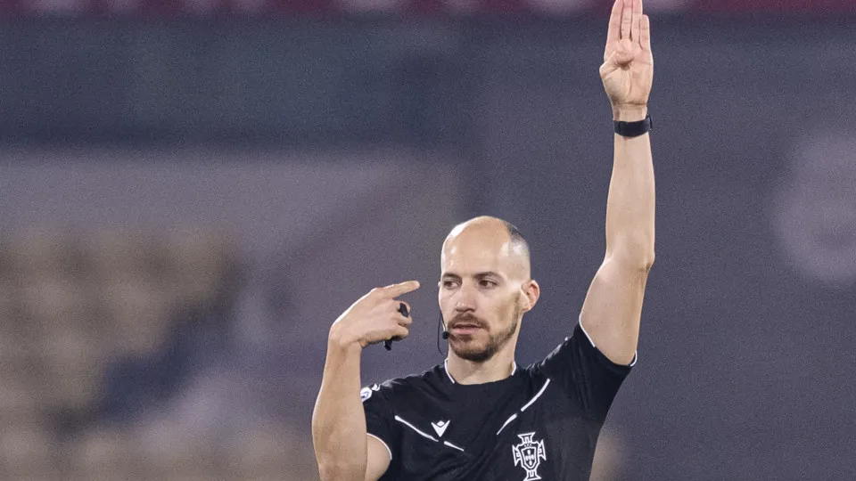 BARCELOS, PORTUGAL - FEBRUARY 17: Referee Anzhony Rodrigues gestures during the Liga Portugal Betclic match between Gil Vicente FC and FC Famalicao at Estádio Cidade de Barcelos on February 16, 2025 in Barcelos, Portugal. (Photo by Miguel Lemos/Eurasia Sp