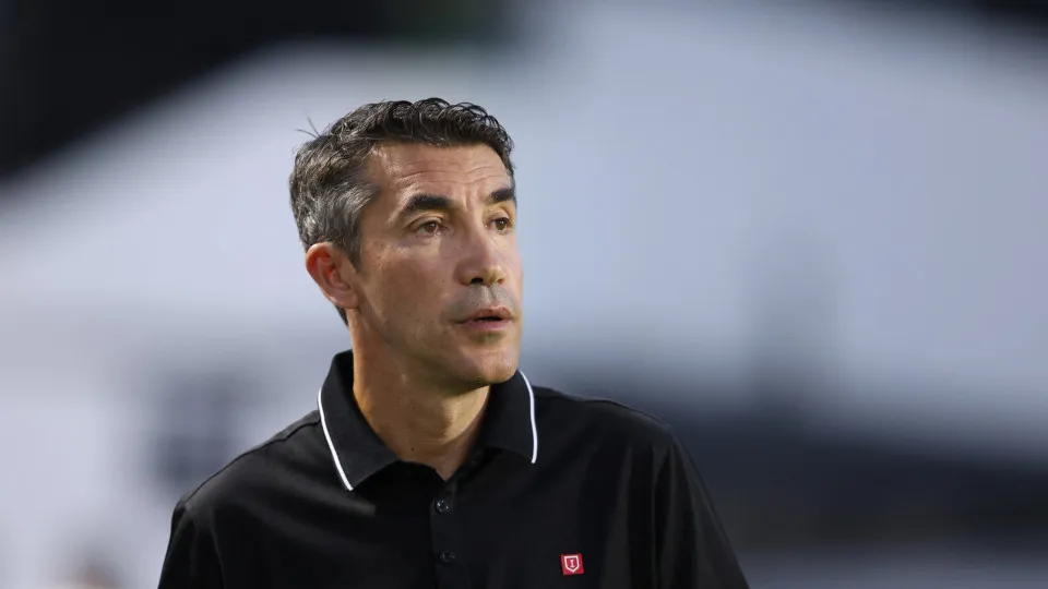 Benfica's Portuguese coach Bruno Lage is pictured before the Portuguese league football match between CF Estrela da Amadora and SL Benfica at Jose Gomes stadium in Amadora on August 16, 2025. (Photo by FILIPE AMORIM / AFP) (Photo by FILIPE AMORIM/AFP via 