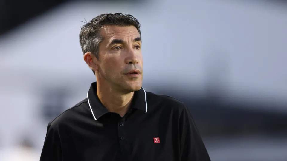 Benfica's Portuguese coach Bruno Lage is pictured before the Portuguese league football match between CF Estrela da Amadora and SL Benfica at Jose Gomes stadium in Amadora on August 16, 2025. (Photo by FILIPE AMORIM / AFP) (Photo by FILIPE AMORIM/AFP via 