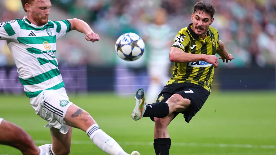 GLASGOW, SCOTLAND - AUGUST 20: Jorginho of Kairat Almaty has a shot during the UEFA Champions League Play-offs Round First Leg match between Celtic and Kairat Almaty at Celtic Park on August 20, 2025 in Glasgow, Scotland. (Photo by Robbie Jay Barratt - AM