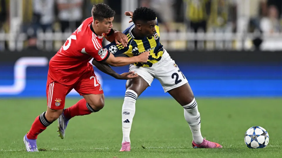 ISTANBUL, TURKIYE - AUGUST 20: Nelson Semedo (R) of Fenerbahce competes against Samuel Dahl (L) of Benfica during the UEFA Champions League play-off round 1st leg match between Fenerbahce and Benfica at Fenerbahce Sukru Saracoglu Sports Complex on August 