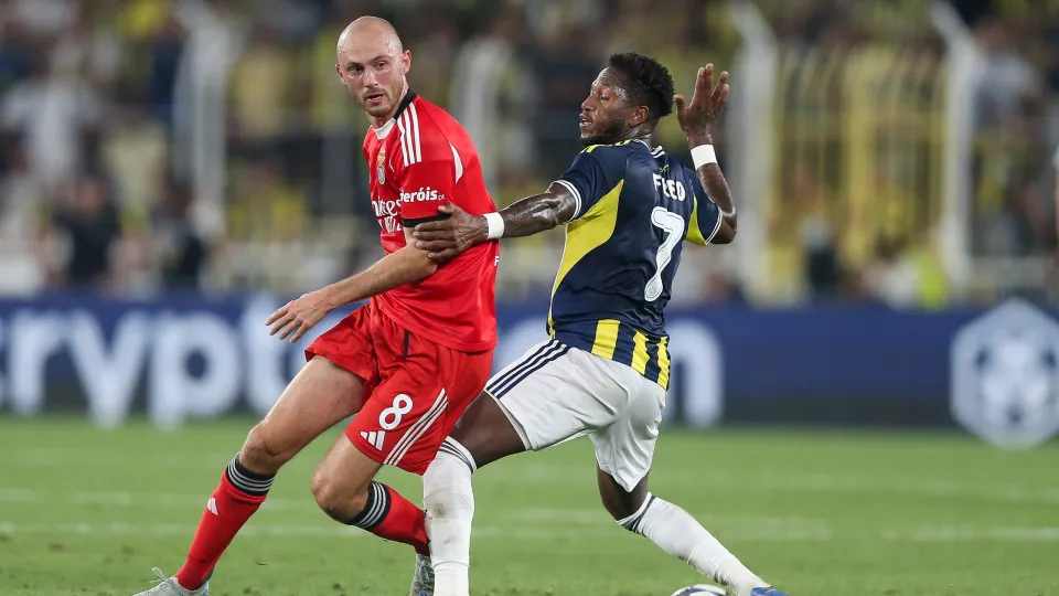 ISTANBUL, TURKEY - AUGUST 20: Fredrik Aursnes of Benfica battles for the ball with Fred of Fenerbahce during the UEFA Champions League Play Off 1st Leg match between Fenerbahce and Benfica at Ulker Sukru Saracoglu Stadium on August 20, 2025 in Istanbul, T