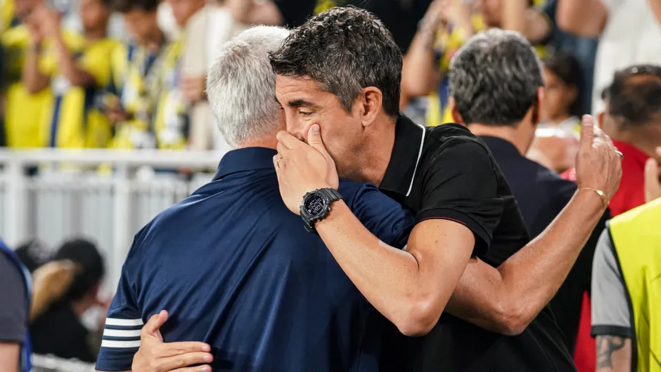 ISTANBUL, TURKIYE - AUGUST 20: Fenerbahce head coach Jose Mourinho (L) and Benfica head coach Bruno Lage (R) greet each other and exchange good wishes  ahead of the UEFA Champions League play-off round match between Fenerbahce and Benfica, at Chobani Stad