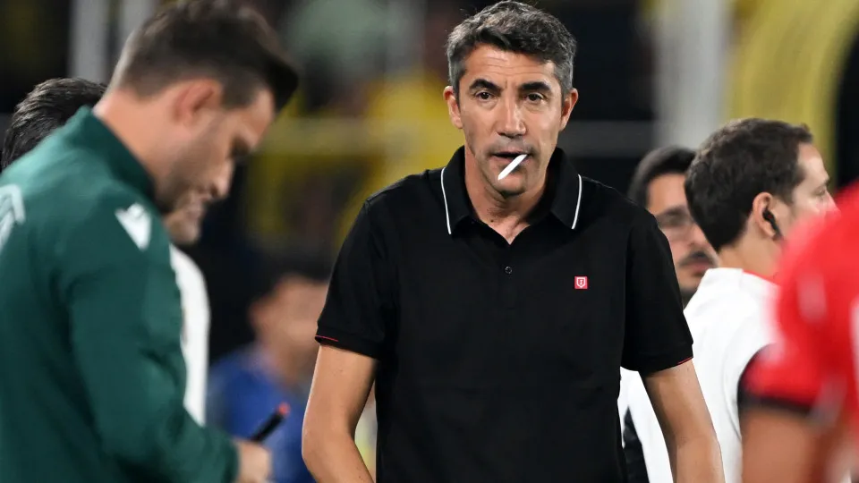 ISTANBUL, TURKIYE - AUGUST 20: Head Coach of Benfica Bruno Lage gives tactics during the UEFA Champions League play-off round 1st leg match between Fenerbahce and Benfica at Fenerbahce Sukru Saracoglu Spor Kompleksi on August 20, 2025 in Istanbul, Turkiye