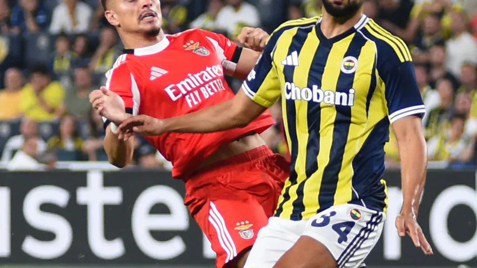 ISTANBUL, TURKEY - AUGUST 20: Sofyan Amrabat (R) of Fenerbahce and Tiago Gouveia (L) of Benfica battle for the ball during the UEFA Champions League Play off 1st leg match between Fenerbahce and Benfica at Ulker Sukru Saracoglu Stadium on August 20, 2025 