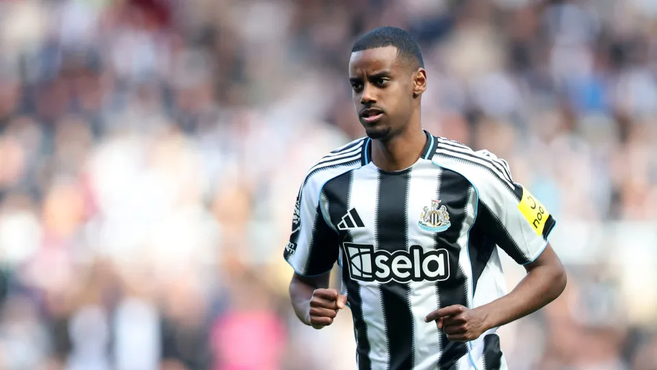 NEWCASTLE UPON TYNE, ENGLAND - MAY 25: Alexander Isak of Newcastle United looks on during the Premier League match between Newcastle United FC and Everton FC at St James' Park on May 25, 2025 in Newcastle upon Tyne, England. (Photo by George Wood/Getty Im