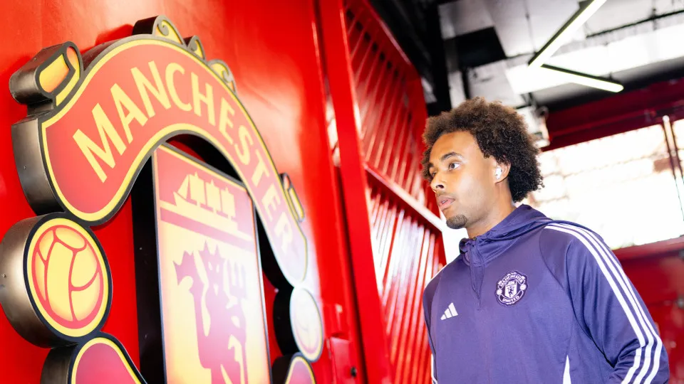 MANCHESTER, ENGLAND - AUGUST 17:  Joshua Zirkzee of Manchester United arrives prior to the Premier League match between Manchester United and Arsenal at Old Trafford on August 17, 2025 in Manchester, United Kingdom. (Photo by Ash Donelon/Manchester United