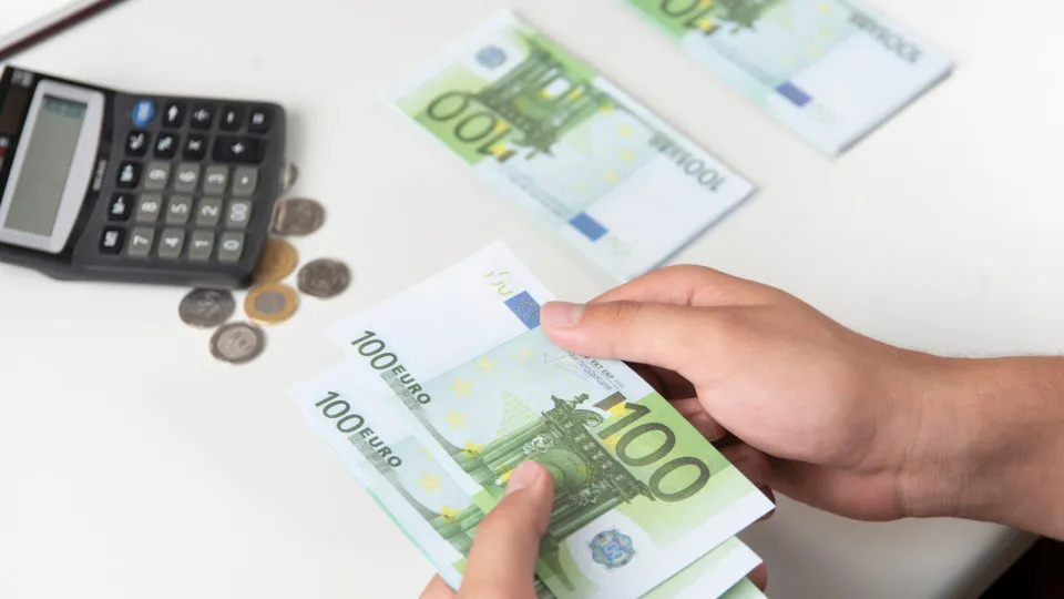Salário deste mês vem com presente. Dicas para que não seja 'envenenado'