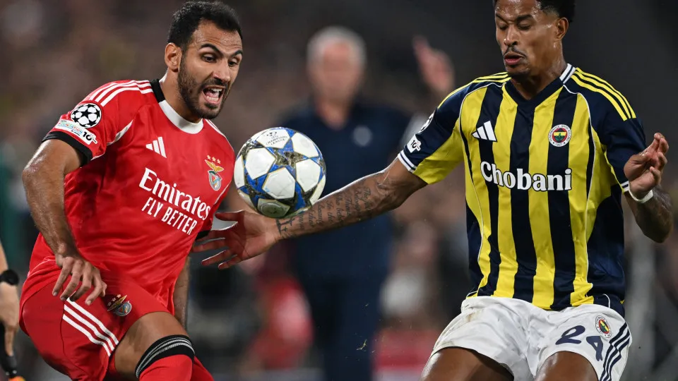 Benfica's Greek forward #14 Vangelis Pavlidis (L) fights for the ball with Fenerbahce's Dutch defender #24 Jayden Oosterwolde during the UEFA Champions League play off first leg football match between Fenerbahce (TUR) and Benfica (POR) at the Fenerbahce S