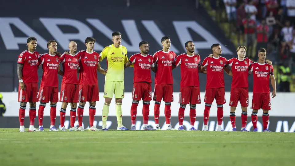 AMADORA, PORTUGAL - AUGUST 16: SL Benfica players during one minute of silence because the victims of the wild fires in Portugal  during the Primeira Liga match between CF Estrela da Amadora and SL Benfica at Estadio Jose Gomes on August 16, 2025 in Amado