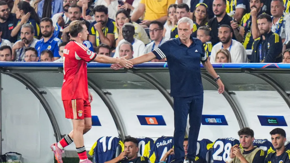ISTANBUL, TURKIYE - AUGUST 20: Head coach Jose Mourinho of Fenerbahce congratulates Kerem Akturkoglu of Benfica during the UEFA Champions League play-off round match between Fenerbahce and Benfica, at Chobani Stadium in Istanbul, Turkiye on August 20, 202
