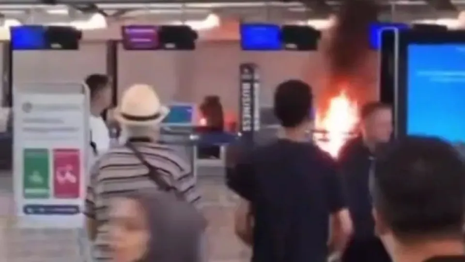 Jovem que incendiou check-in em aeroporto de Milão fê-lo por "vingança"