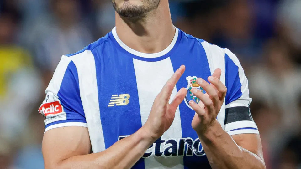 Porto, Portugal - August 11: Zé Pedro of Porto at the end of the Primeira Liga match between FC Porto and Vitória SC de Guimarães at Estádio do Dragão on August 11, 2025 in Porto, Portugal. (Photo by Fabio Poco/DeFodi Images/DeFodi via Getty Images)