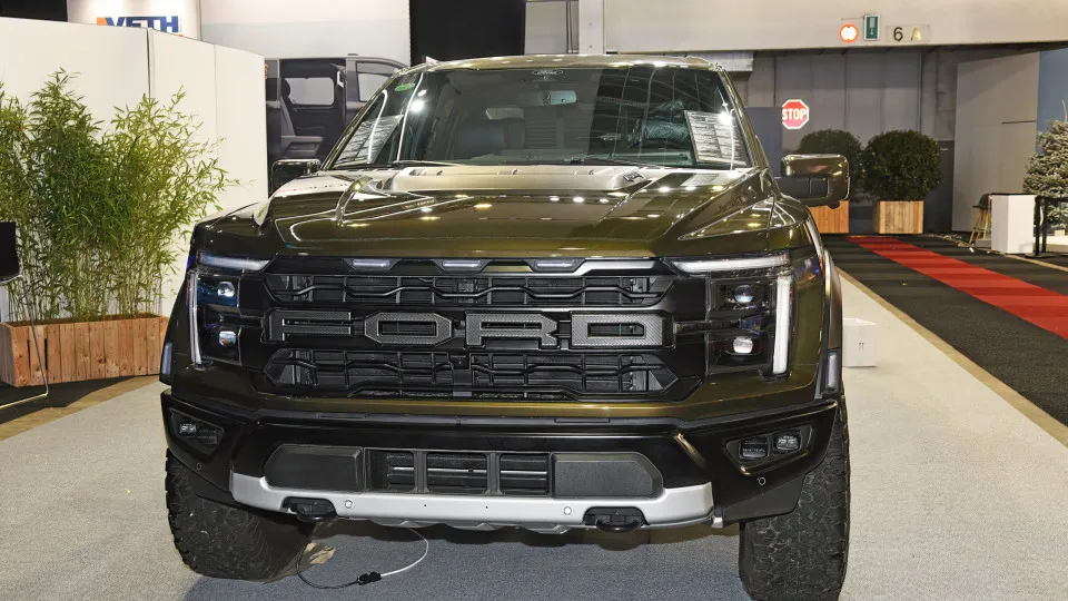 Ford Raptor F-150 no Salão de Bruxelas 2025.