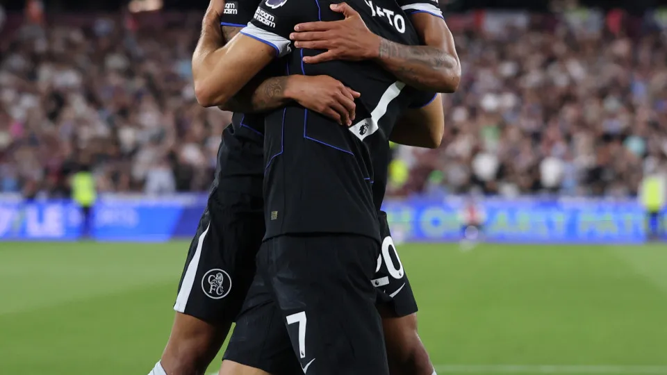 LONDON, ENGLAND - AUGUST 22:  Pedro Neto of Chelsea celebrates after scoring a goal to make it 1-2 with Joao Pedro of Chelsea  during the Premier League match between West Ham United and Chelsea at London Stadium on August 22, 2025 in London, England. (Ph