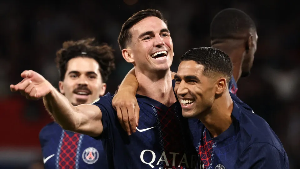 Paris Saint-Germain's Spanish midfielder #08 Fabian Ruiz celebrates with Paris Saint-Germain's Moroccan defender #02 Achraf Hakimi (R) after scoring his team's first goal during the French L1 football match between Paris Saint-Germain (PSG) and Angers SCO