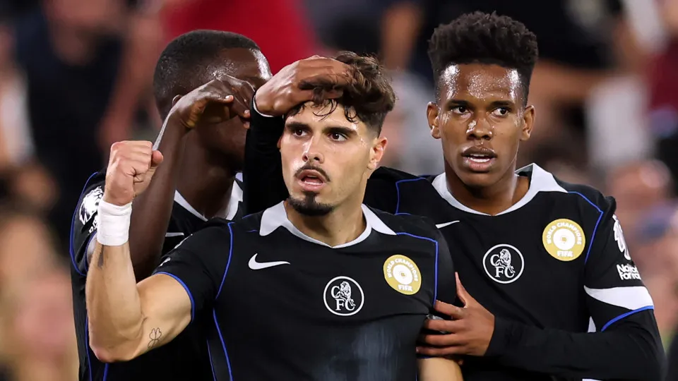 LONDON, ENGLAND - AUGUST 22: Pedro Neto of Chelsea celebrates scoring his team's second goal with teammates during the Premier League match between West Ham United and Chelsea at London Stadium on August 22, 2025 in London, England. (Photo by Julian Finne