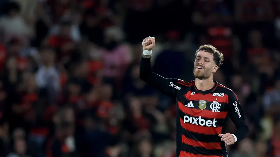 RIO DE JANEIRO, BRAZIL - AUGUST 09: Leo Pereira of Flamengo celebrates after scoring the team's first goal during the match between Flamengo and Mirassol as part of Brasileirao 2025 at Maracana Stadium on August 09, 2025 in Rio de Janeiro, Brazil. (Photo 
