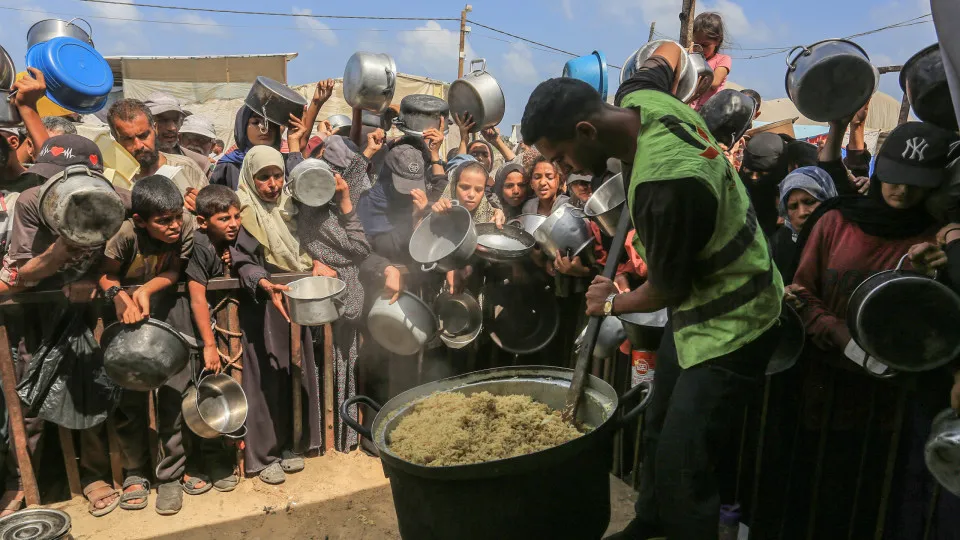 Khan Yunis, faixa de gaza, fome, panelas, comida