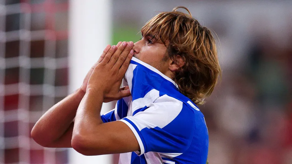 BARCELOS, PORTUGAL - AUGUST 18: Rodrigo Mora of FC Porto looks dejected during the Primeira Liga match between Gil Vicente FC and FC Porto at Estadio Cidade de Barcelos on August 18, 2025 in Barcelos, Portugal. (Photo by Diogo Cardoso/Getty Images)