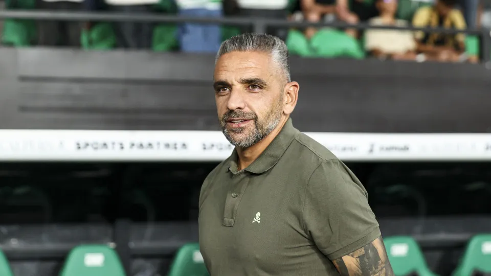 LISBON, PORTUGAL - AUGUST 17: Head Coach Rui Borges of Sporting CP during the Primeira Liga match between Sporting CP and FC Arouca at Estadio Jose Alvalade on August 17, 2025 in Lisbon, Portugal. (Photo by Carlos Rodrigues/Getty Images)