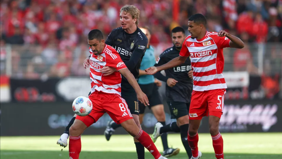BERLIN, GERMANY - AUGUST 23: Rani Khedira of 1.FC Union Berlin is put under pressure by Nick Woltemade of VfB Stuttgart during the Bundesliga match between 1. FC Union Berlin and VfB Stuttgart at Stadion An der Alten Foersterei on August 23, 2025 in Berli