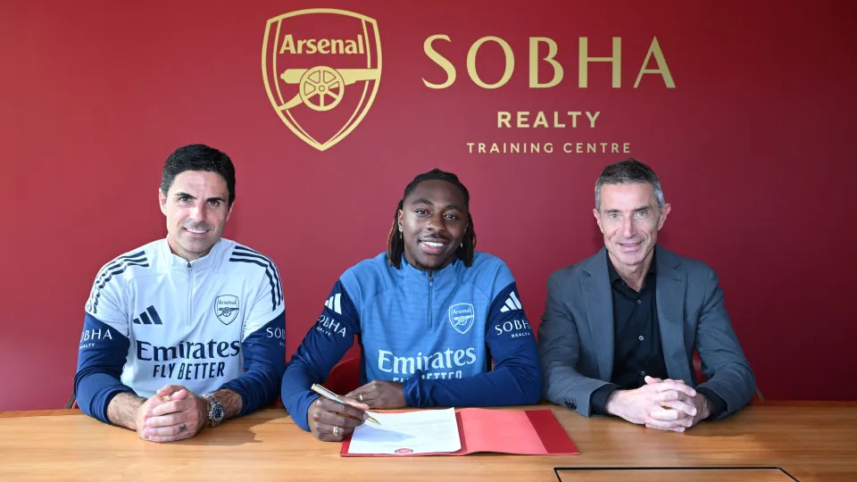 LONDON COLNEY, ENGLAND - AUGUST 23: Eberechi Eze signs for Arsenal with Arsenal Manager Mikel Arteta and Andrea Berta Arsenal's Sporting Director at Sobha Realty Training Centre on August 23, 2025 in London Colney, England. (Photo by David Price/Arsenal F