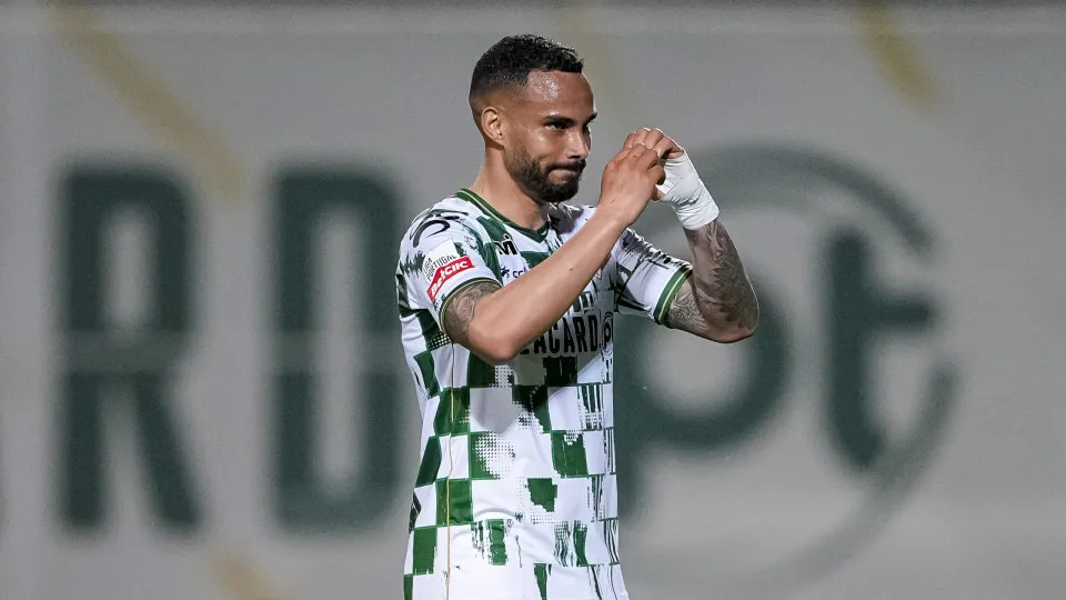 MOREIRA DE CÓNEGOS, PORTUGAL - MARCH 30: Guilherme Schettine of Moreirense celebrates his goal during the Liga Portugal Betclic match between Moreirense FC and Vitória SC at Parque Desportivo Comendador Joaquim de Almeida Freitas on March 30, 2025 in More