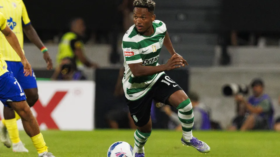 LISBON, PORTUGAL - AUGUST 17: Geny Catamo of Sporting runs with the ball during the Primeira Liga match between Sporting CP and FC Arouca at Estádio José Alvalade on August 17, 2025 in Lisbon, Portugal. (Photo by Maciej Rogowski/Eurasia Sport Images/Getty