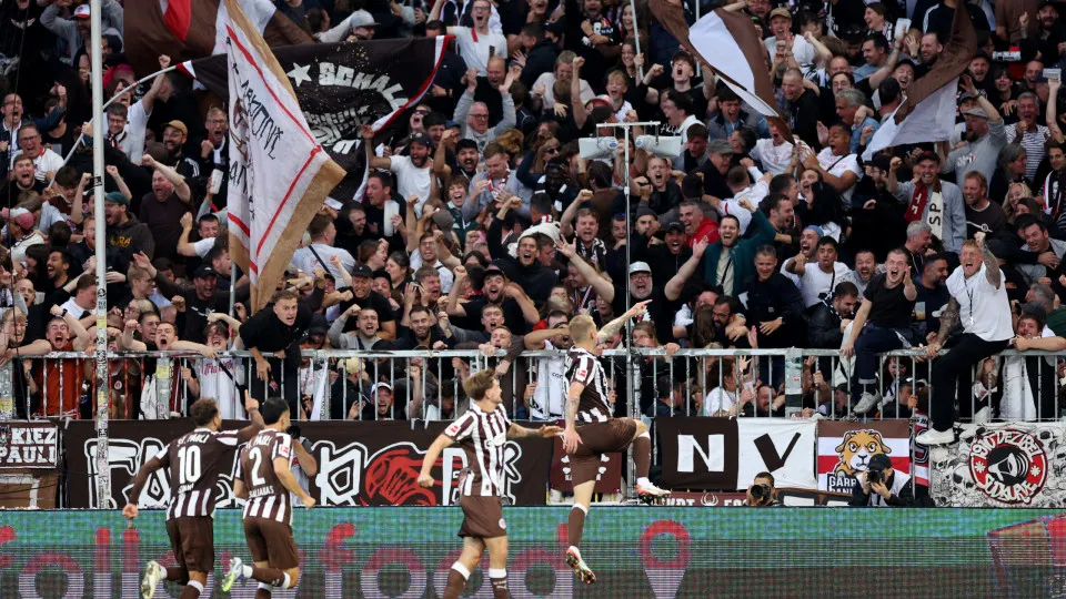 HAMBURG, GERMANY - AUGUST 23: Eric Smith of St Pauli celebrates scoring his team's third goal  during the Bundesliga match between FC St. Pauli and Borussia Dortmund at Millerntor Stadium on August 23, 2025 in Hamburg, Germany. (Photo by Stuart Franklin/G
