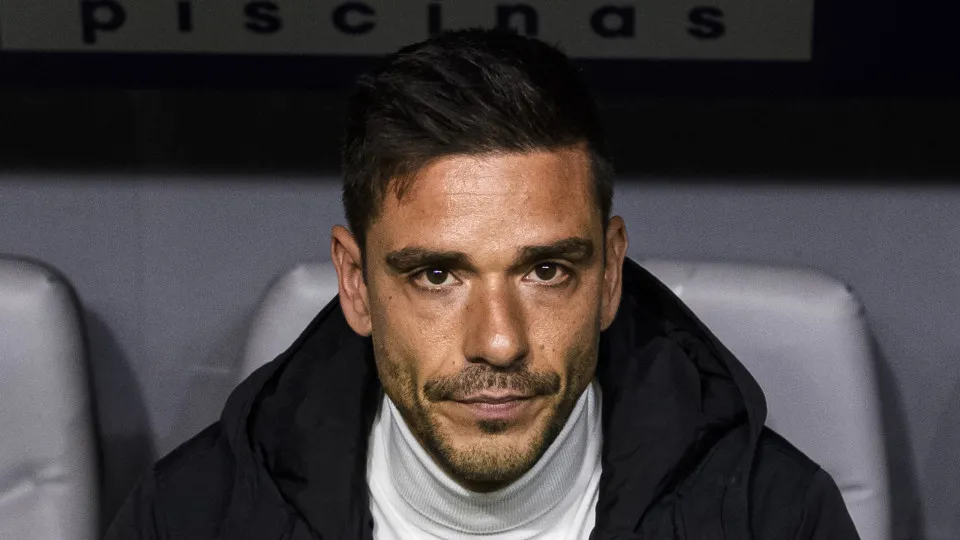 BRAGA, PORTUGAL - FEBRUARY 21: CD Nacional Head Coach Tiago Margarido during the Liga Portugal Betclic match between Sporting Clube de Braga and CD Nacional at Estadio Municipal de Braga on February 21, 2025 in Braga, Portugal. (Photo by Miguel Lemos/Eura