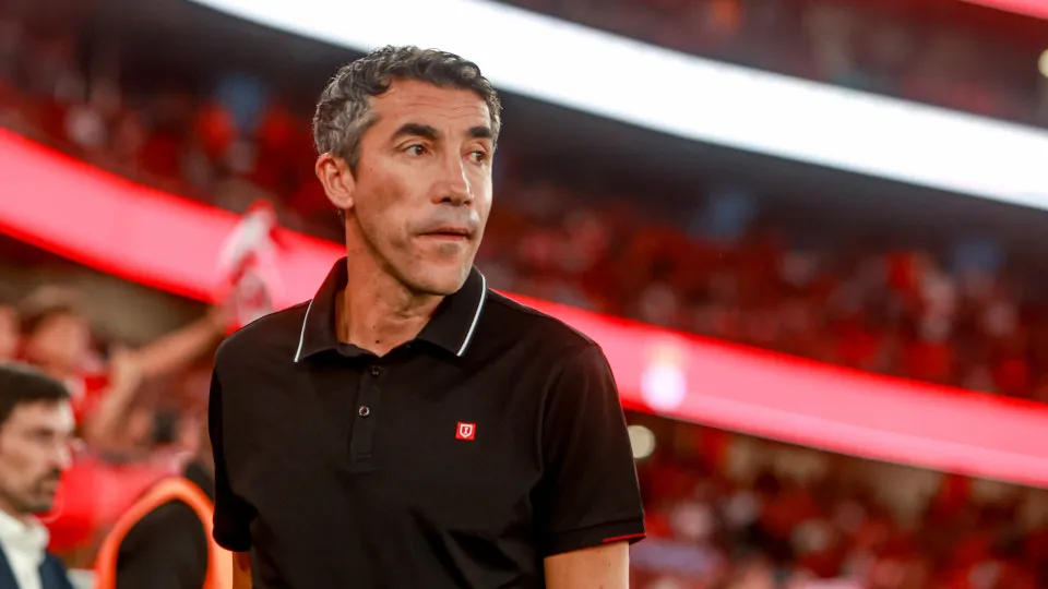 LISBON, PORTUGAL - AUGUST 23: Bruno Lage head coach of SL Benfica during the Primeira Liga match between SL Benfica and CD Tondela at Estadio da Luz on August 23, 2025 in Lisbon, Portugal. (Photo by Valter Gouveia/Sports Press Photo/Getty Images)