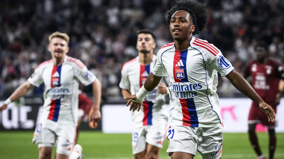 Lyon's Belgian forward #11 Malick Fofana (R) celebrates after scoring a goal during the French L1 football match between Olympique Lyonnais (OL) and FC Metz at the Groupama Stadium in Decines-Charpieu, central-eastern France on August 23, 2025. (Photo by 