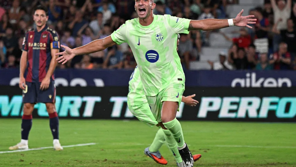 Barcelona's Spanish forward #07 Ferran Torres celebrates scoring his team's second goal during the Spanish league football match between Levante UD and FC Barcelona at Ciutat de Valencia Stadium in Valencia on August 23, 2025. (Photo by Jose JORDAN / AFP)