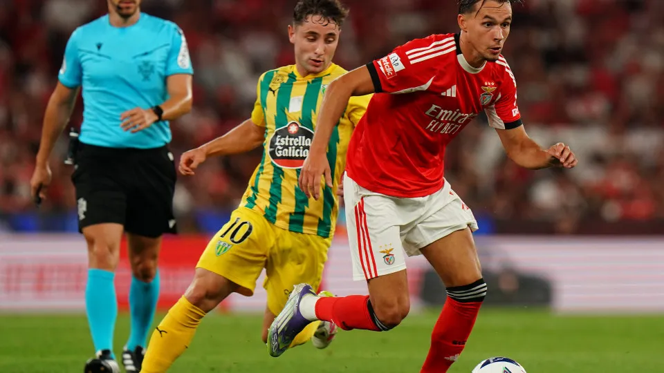 LISBON, PORTUGAL - AUGUST 23: Amar Dedic of SL Benfica with Joe Hodge of CD Tondela in action during the Liga Portugal Betclic match between SL Benfica and CD Tondela at Estadio da Luz on August 23, 2025 in Lisbon, Portugal. (Photo by Gualter Fatia/Getty 