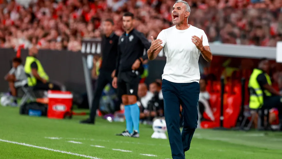 LISBON, PORTUGAL - AUGUST 23: Ivo Vieira head coach of CD Tondela reacts during the Primeira Liga match between SL Benfica and CD Tondela at Estadio da Luz on August 23, 2025 in Lisbon, Portugal. (Photo by Valter Gouveia/Sports Press Photo/Getty Images)