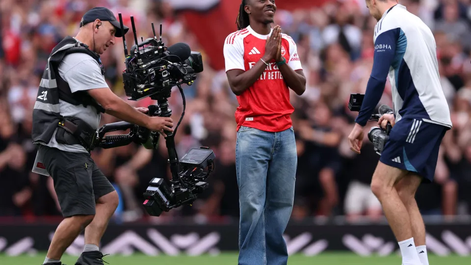 LONDON, ENGLAND - AUGUST 23: Eberechi Eze is presented to the fans prior to the Premier League match between Arsenal and Leeds United at Emirates Stadium on August 23, 2025 in London, England. (Photo by Justin Setterfield/Getty Images)