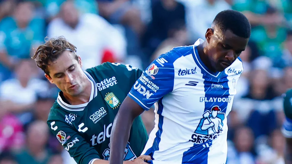 LEON, MEXICO - AUGUST 23: William Silva (R) of Pachuca struggles for the ball against Jordi Cortizo (L) of Leon during the 6th round match between Leon and Pachuca as part of the Torneo Apertura 2025 Liga MX at Leon Stadium on August 23, 2025 in Leon, Mex