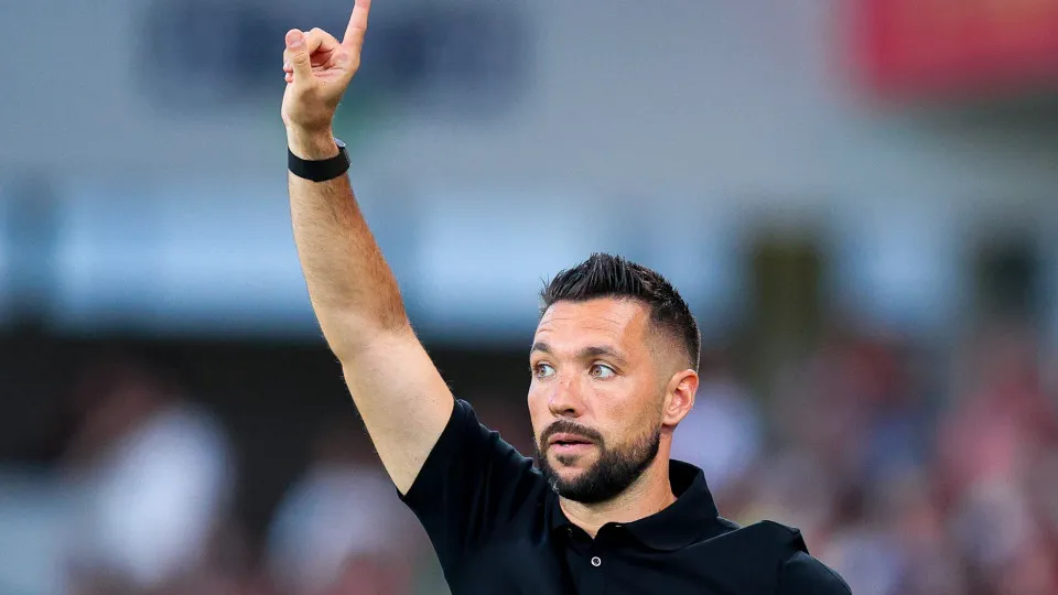 BARCELOS, PORTUGAL - AUGUST 18: Francesco Farioli, Head Coach of FC Porto, gestures during the Primeira Liga match between Gil Vicente FC and FC Porto at Estadio Cidade de Barcelos on August 18, 2025 in Barcelos, Portugal. (Photo by Diogo Cardoso/Getty Im