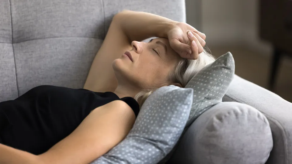 cansaço, sono, mulher, jet lag, sofá, dormir