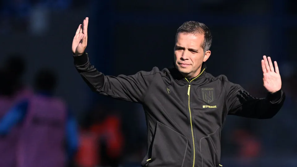 Nantes' Portuguese head coach Luis Castro gestures reacts during the French L1 football match between RC Strasbourg Alsace and FC Nantes at Stade de la Meinau in Strasbourg, eastern France on August 24, 2025. (Photo by SEBASTIEN BOZON / AFP) (Photo by SEB