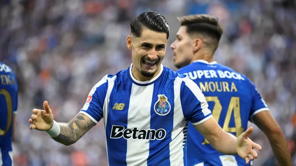 TOPSHOT - FC Porto's Spanish forward #17 Borja Sainz celebrates scoring his team's fourth goal during the Portuguese league football match between FC Porto and Casa Pia AC at Dragao stadium in Porto on August 24, 2025. (Photo by Miguel RIOPA / AFP) (Photo