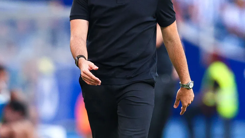 PORTO, PORTUGAL - AUGUST 24: Francesco Farioli, Head Coach of FC Porto, gestures during the Primeira Liga match between FC Porto and Casa Pia AC at Estadio do Dragao on August 24, 2025 in Porto, Portugal. (Photo by Diogo Cardoso/Getty Images)