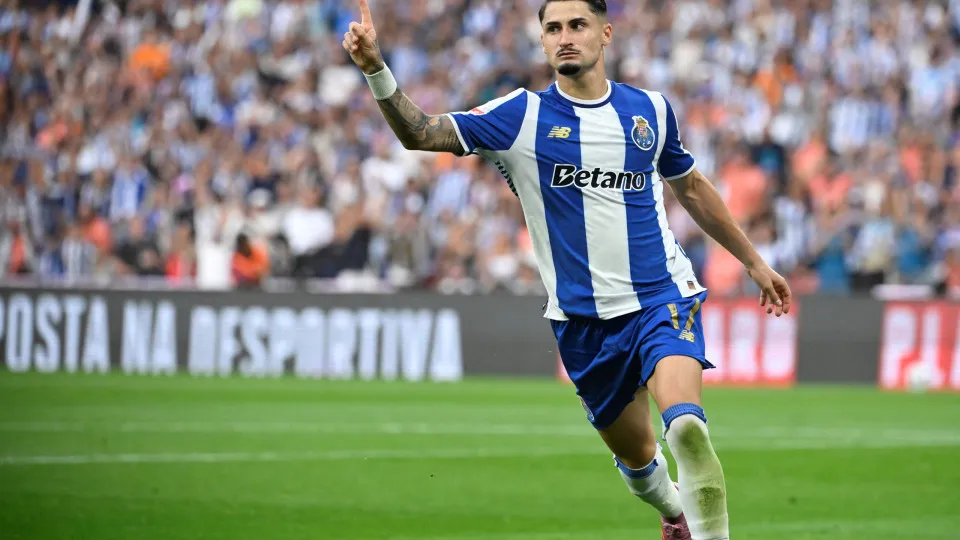 FC Porto's Spanish forward #17 Borja Sainz celebrates scoring his team's fourth goal during the Portuguese league football match between FC Porto and Casa Pia AC at Dragao stadium in Porto on August 24, 2025. (Photo by Miguel RIOPA / AFP) (Photo by MIGUEL